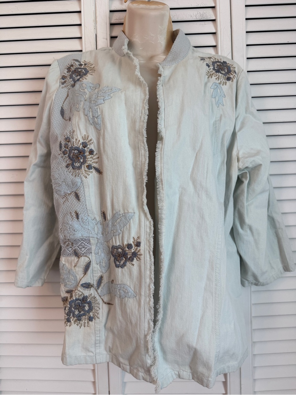 Chico's Embroidered Fringe Jacket Size 2 Lace Oriental Chambray Light Blue Boho